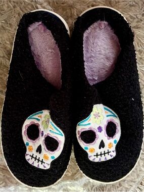 Black Women's Sugar Skull Fleece Slippers - Lavender Lining 8.5